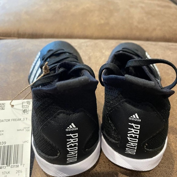 Juniors Adidas Unisex-Child Turf Predator Freak .3 Soccer Cleats, Size 11 - Picture 5 of 7